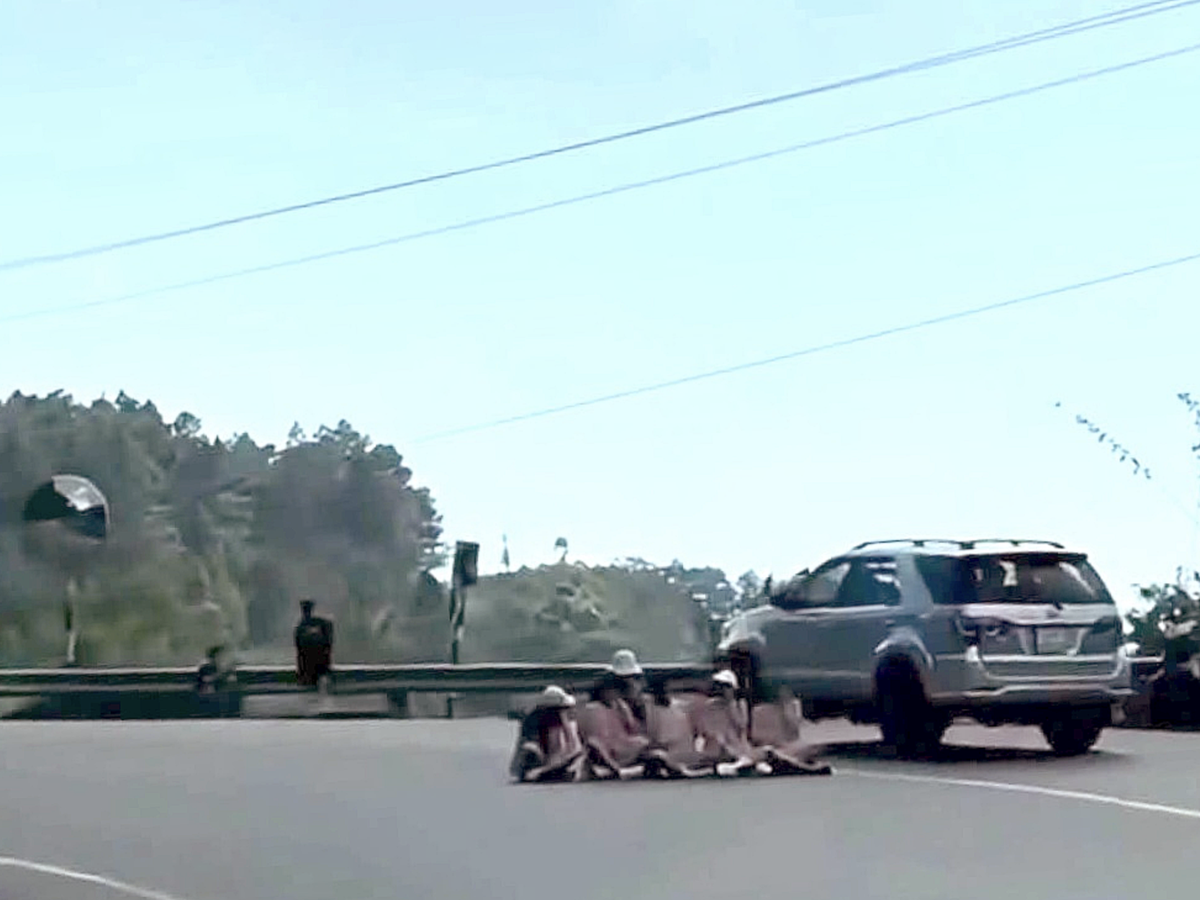 6 women fined $58 for posing for photos on dangerous bend on Da Nang pass