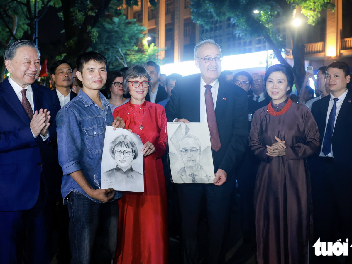 Vietnamese, Swiss leaders, their spouses take evening stroll around Hanoi’s iconic lake