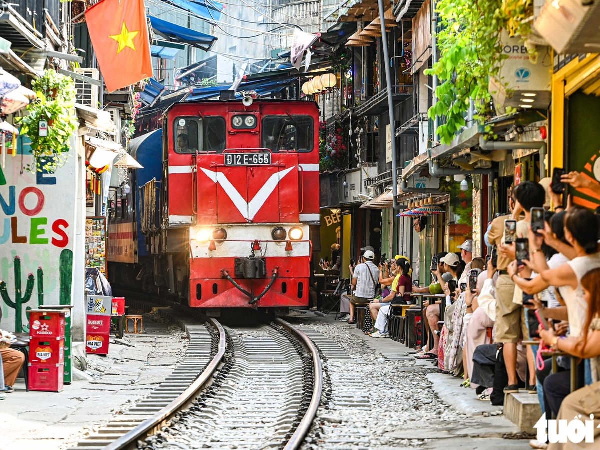 Photos at any cost? Tourists risk their lives at dangerous spots across Vietnam