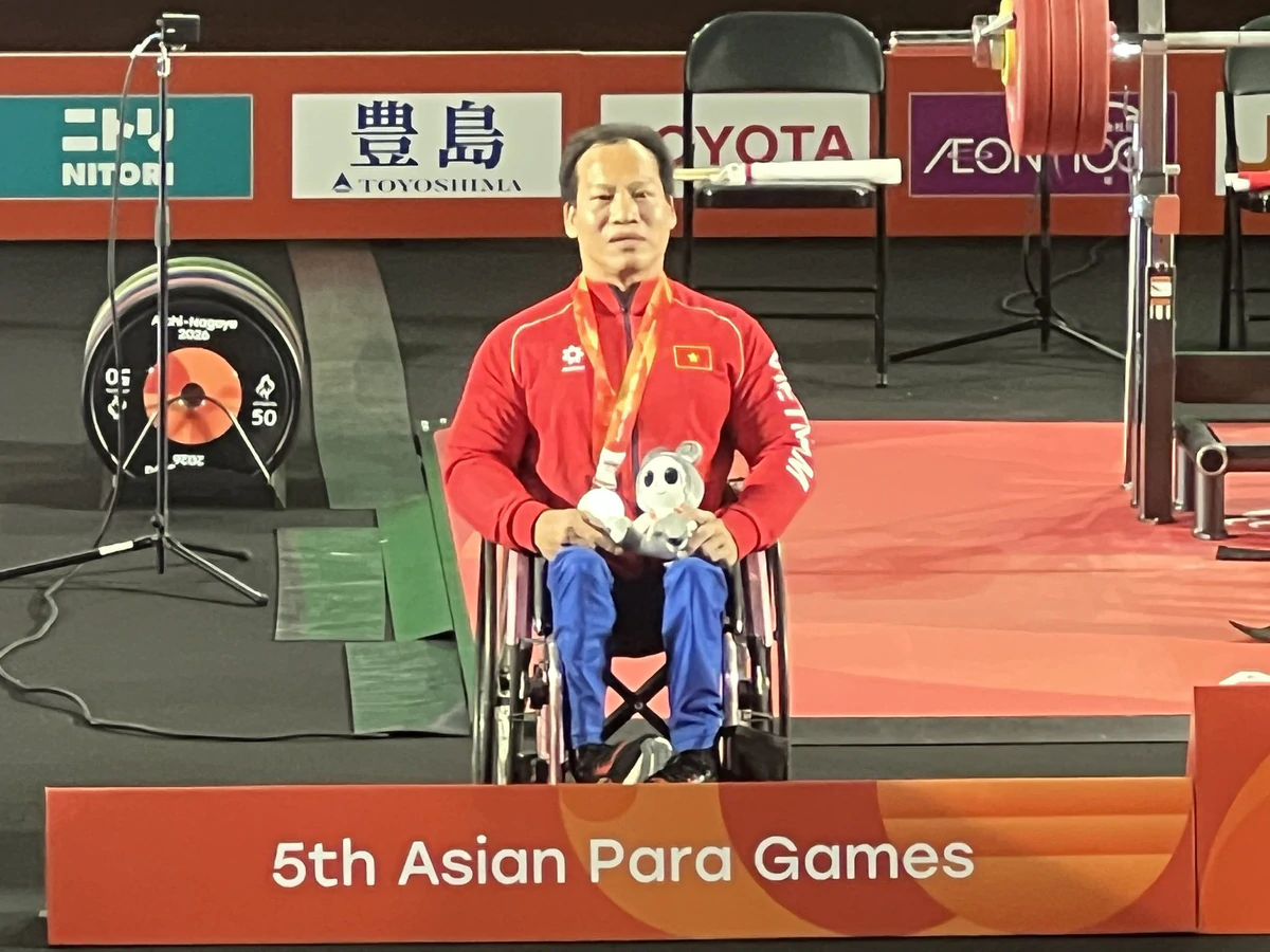 Powerlifter Le Van Cong wins Vietnam's first medal at 2026 Asian Para Games