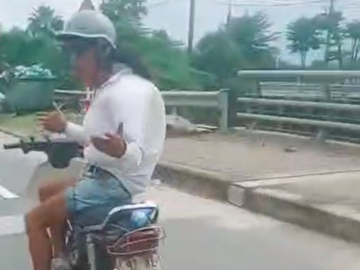 Da Nang police investigate videos of motorcyclist riding hands-free on highway