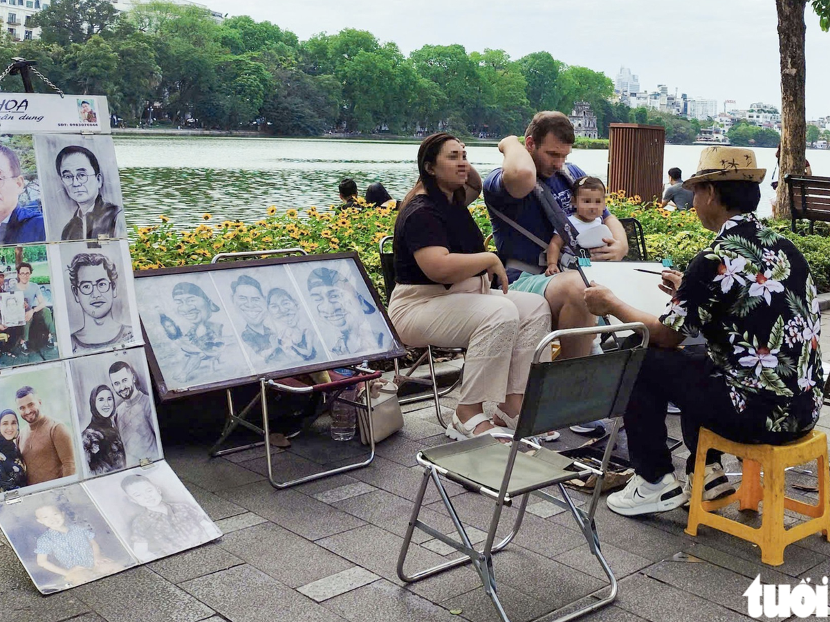 Absence of portrait artists leaves sense of loss around iconic Hanoi lake