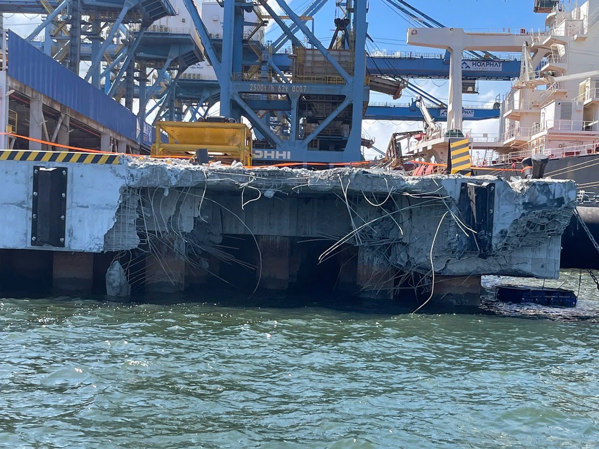 Marshall Islands-flagged ore carrier carrying over 170,000 tonnes hits Vietnamese port wharf