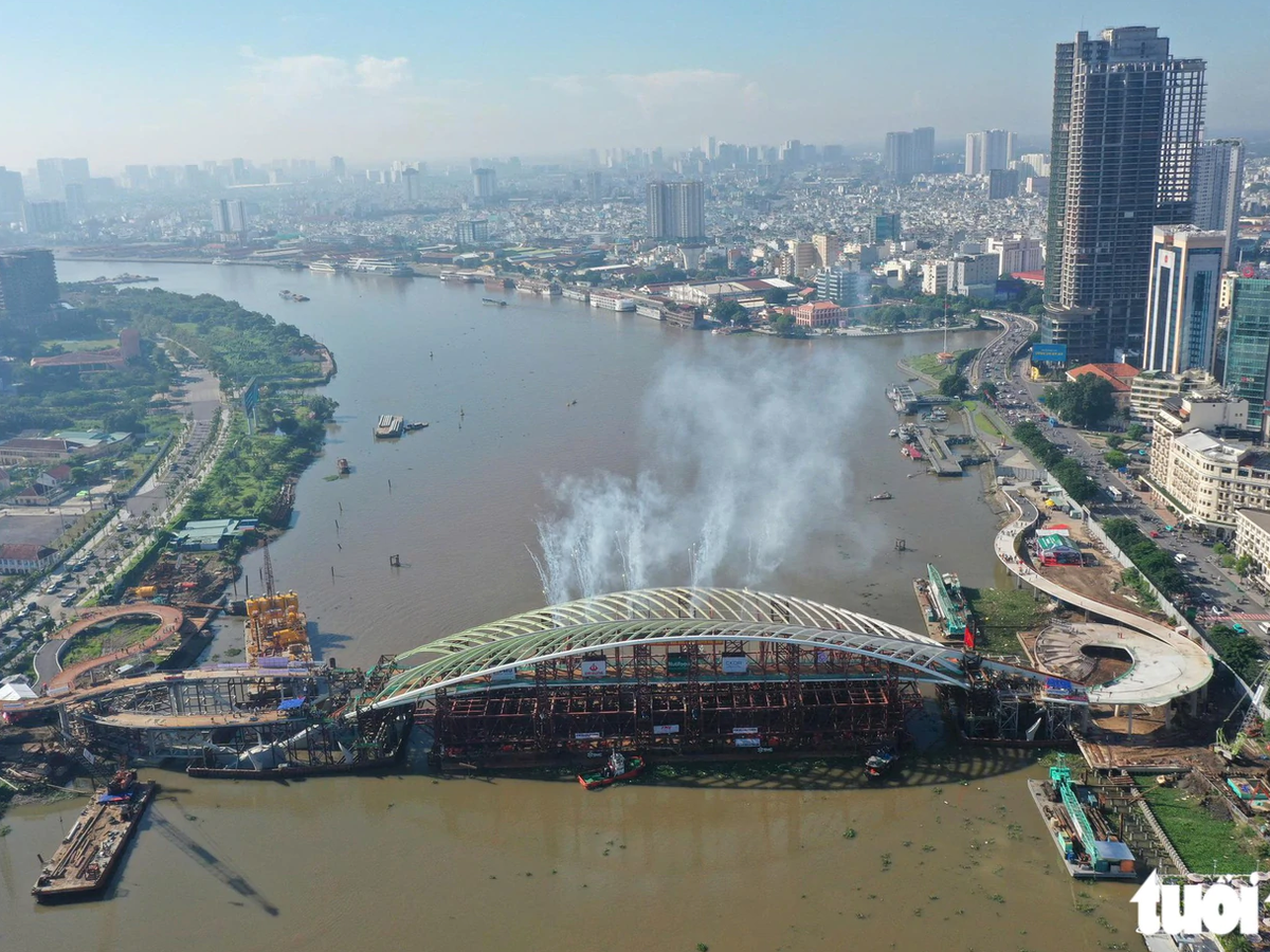 Main span of Saigon River pedestrian bridge officially joined