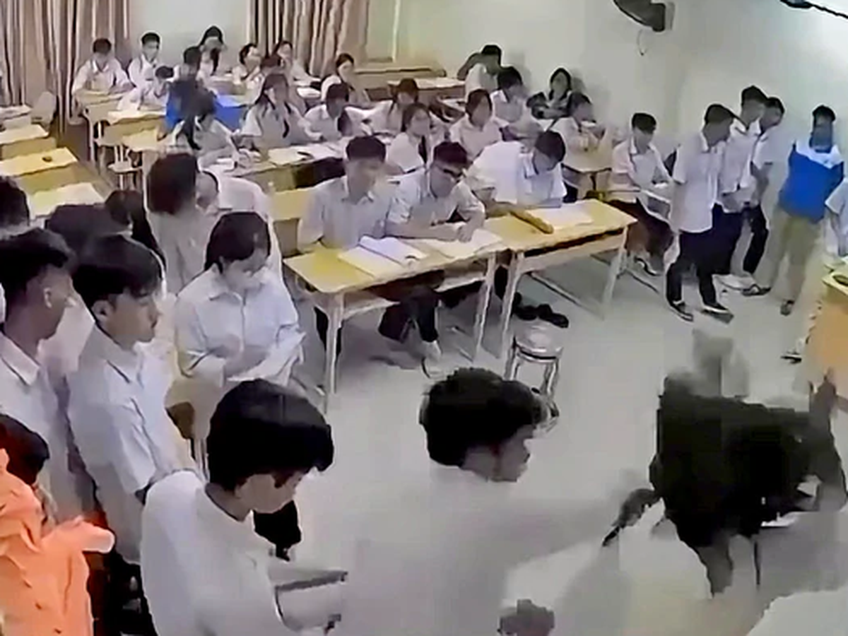 Hanoi student arrested after punching teacher in classroom
