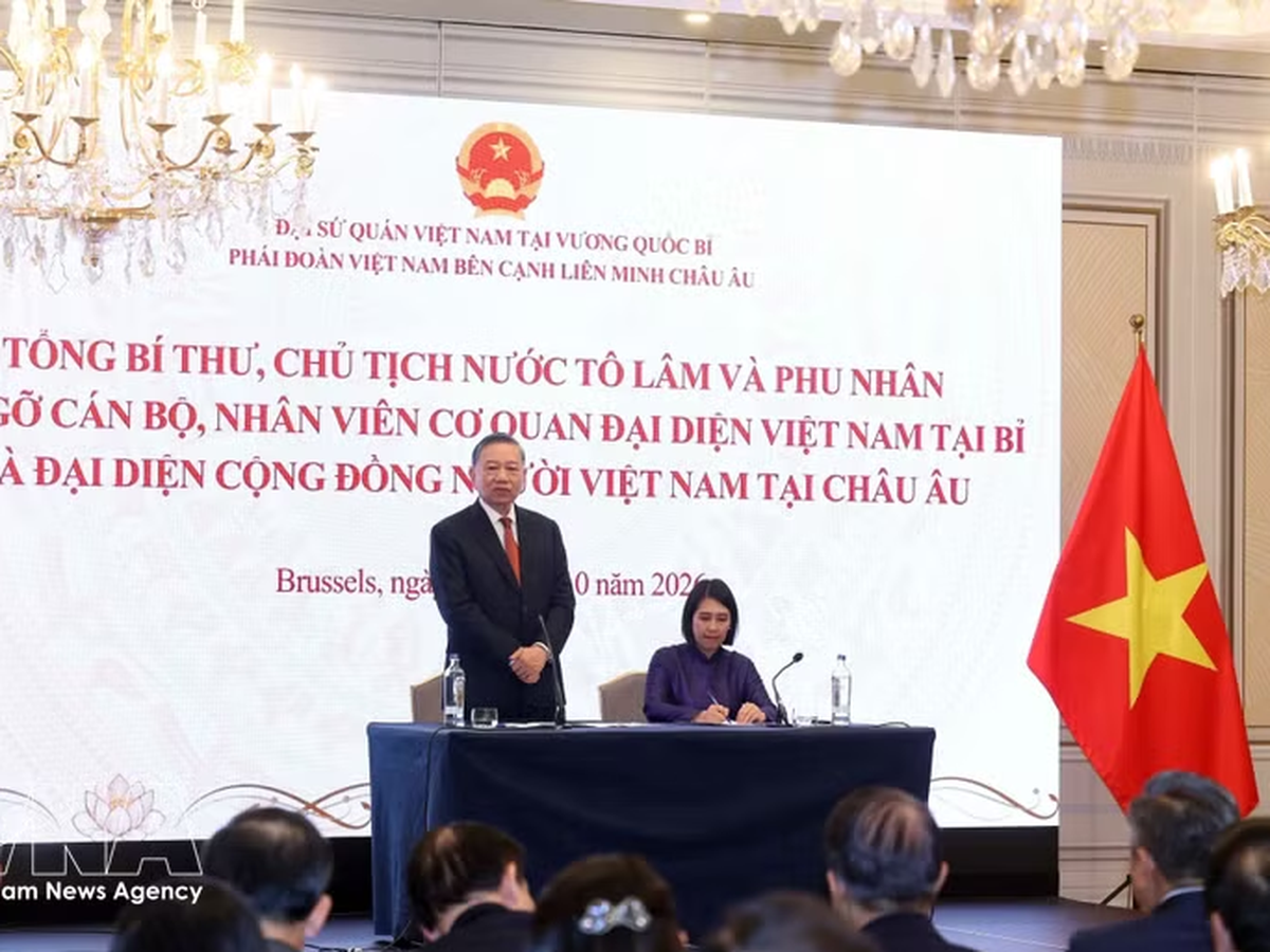 General Secretary and President To Lam meets with staff of Vietnamese agencies in Belgium, Vietnamese community in Europe