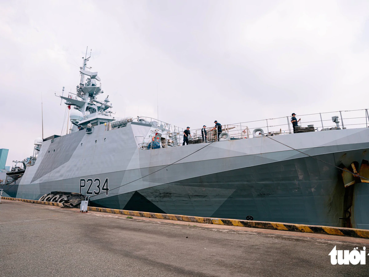 UK patrol ship HMS Spey, led by female commander, on week-long visit to Ho Chi Minh City