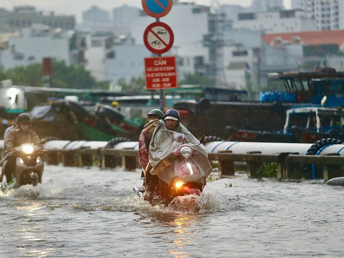 Vietnam Morning Monitor: Ho Chi Minh City braces for flooding, university lecturers linked to fake diploma ring