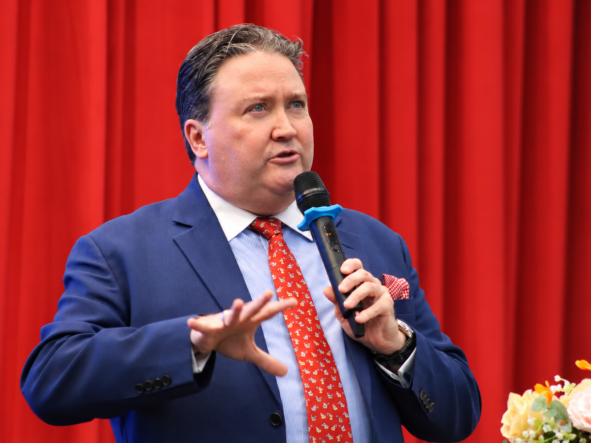 Former US Ambassador Knapper urges Vietnamese students to learn foreign languages, explore new technologies