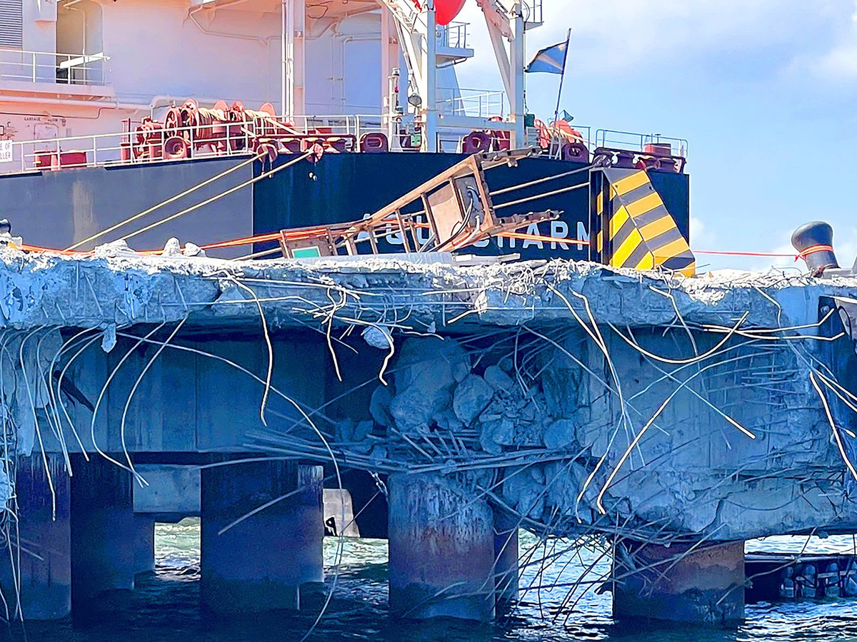 Vietnam suspends maritime pilot after Marshall Islands-flagged ship hits Dung Quat wharf