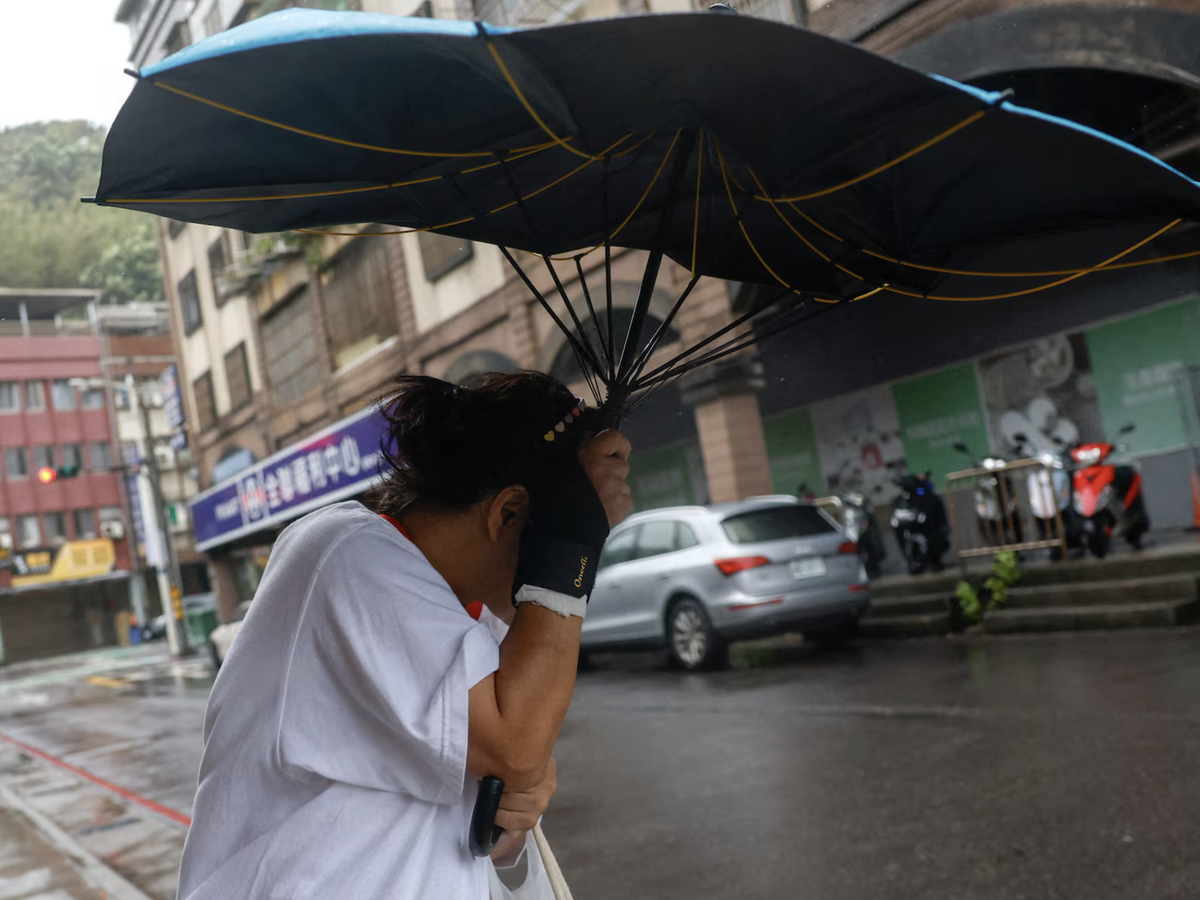 Typhoon Champi sweeps past Taiwan, leaving 1 dead, 500 injured