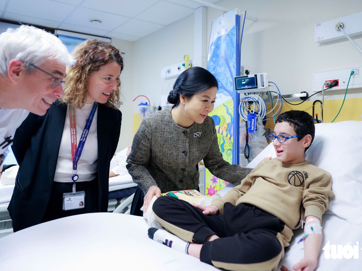 Vietnamese First Lady visits hospital-school model for children in Belgium