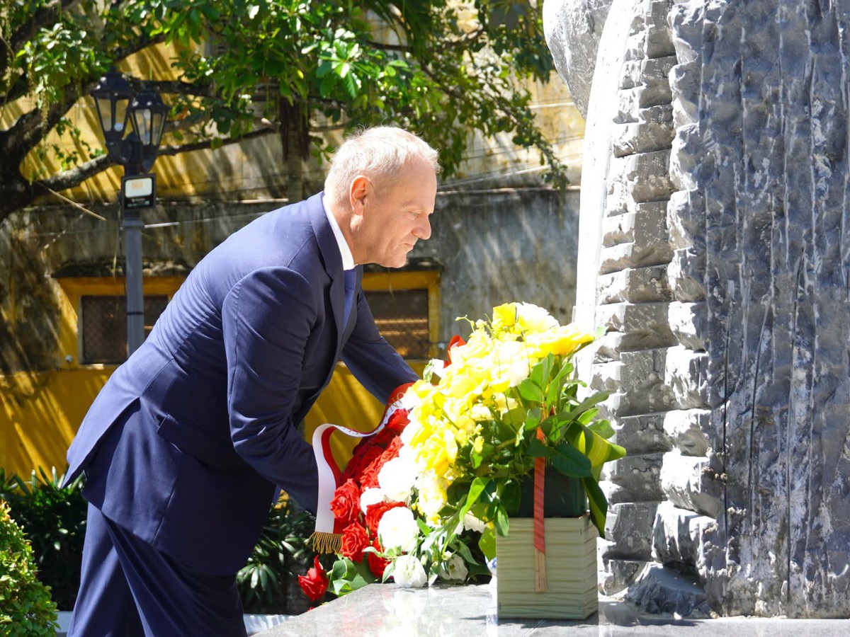 Polish PM Donald Tusk visits Hoi An, honors heritage-advocating architect, greets locals