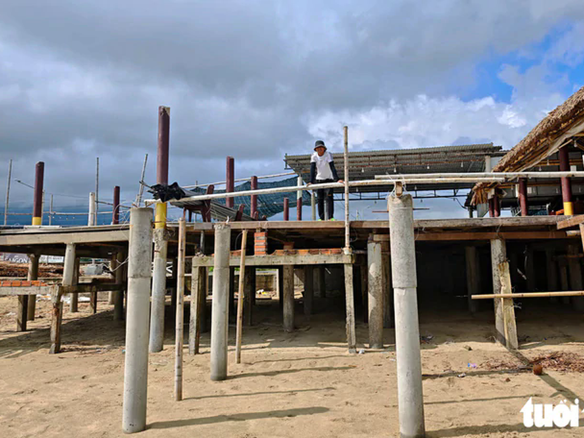 Businesses remove encroachments to restore public access to world-famous bay in central Vietnam