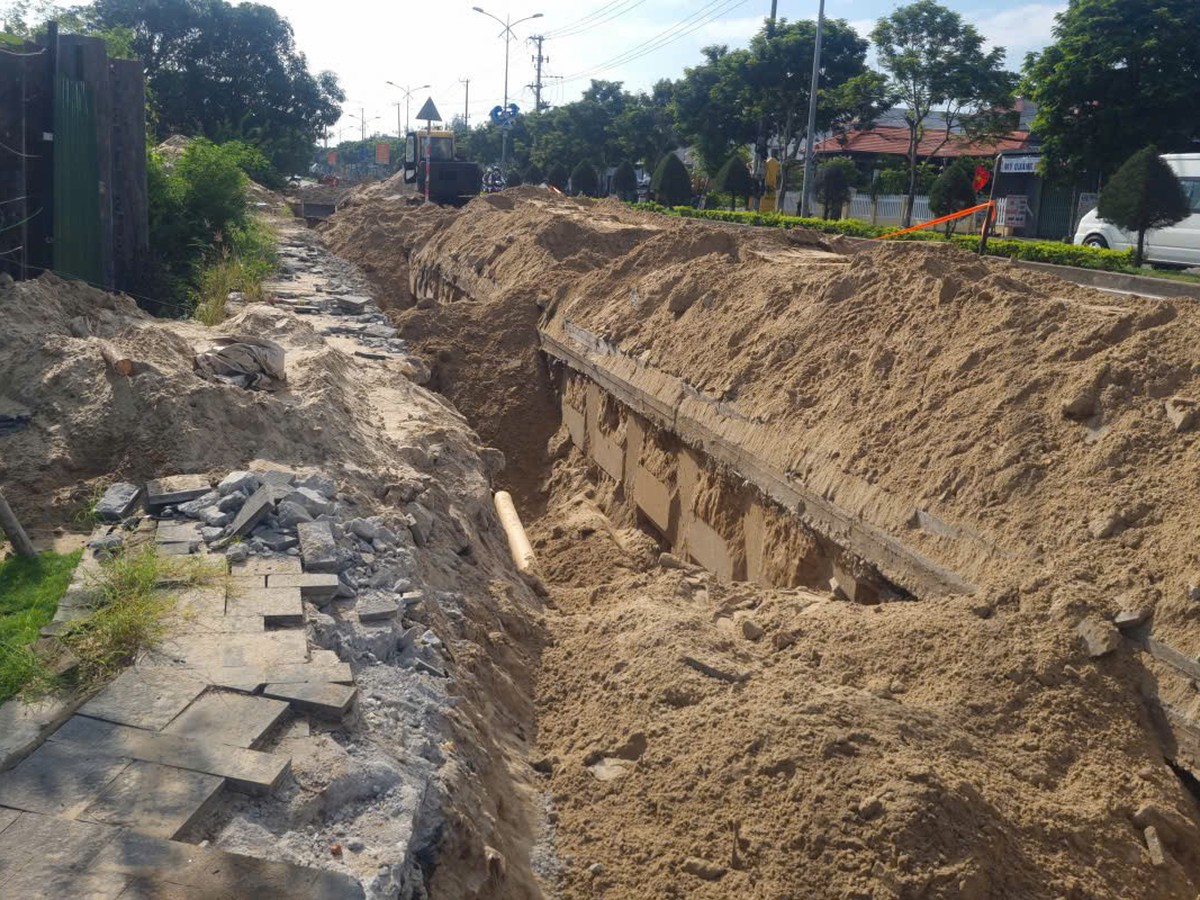 Temporary drains installed to address flooding on coastal road leading to Vietnam’s UNESCO-listed heritage town