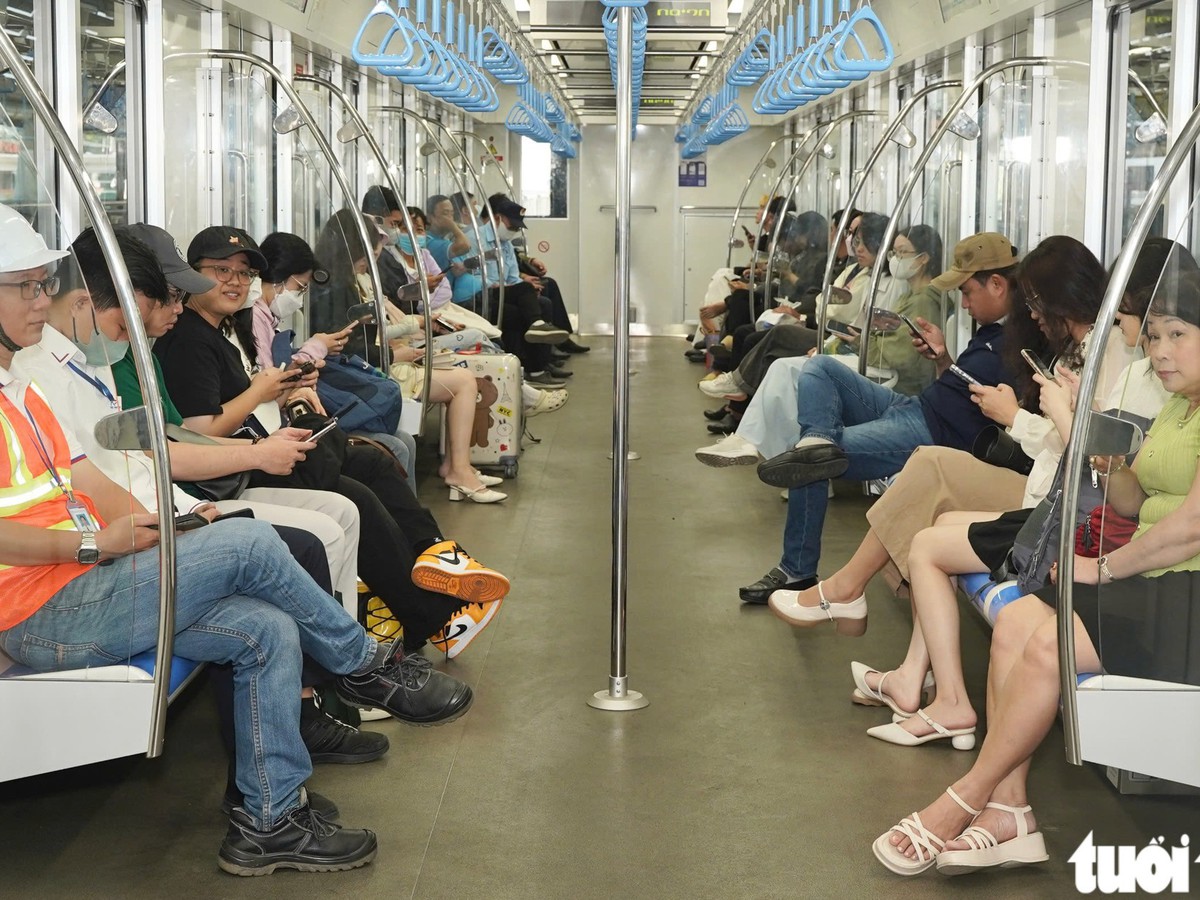 Ho Chi Minh City urges officials to use buses, metro twice a week