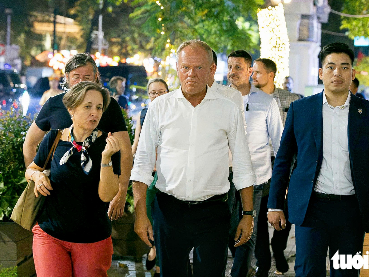 Polish premier takes nighttime stroll through Hanoi