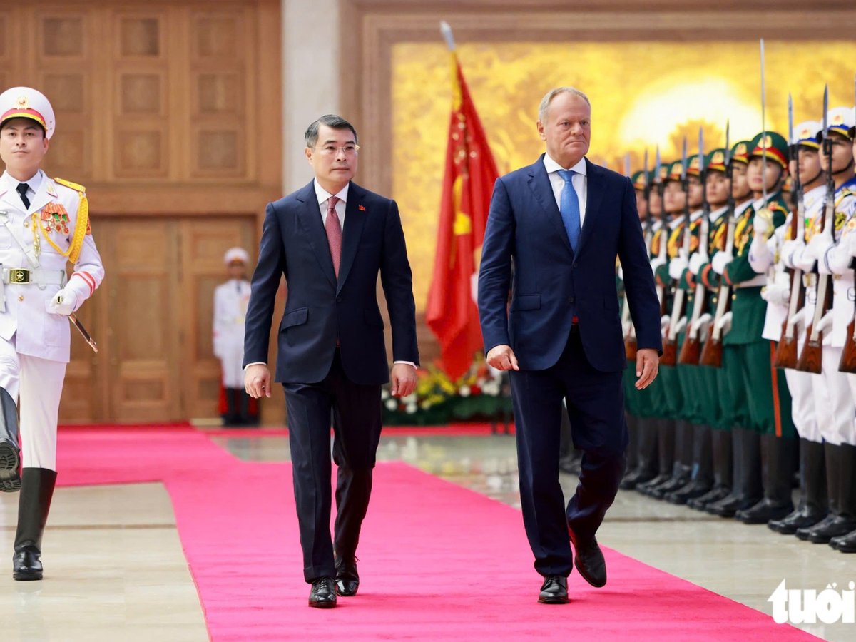 PM Le Minh Hung hosts welcome ceremony for Polish counterpart