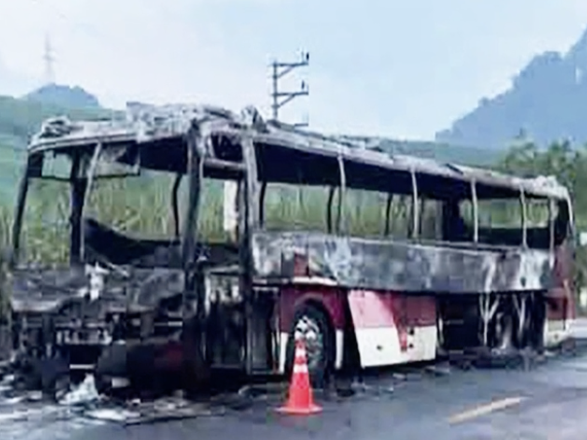 23 foreign tourists escape as long-haul bus gutted by fire in northern Vietnam