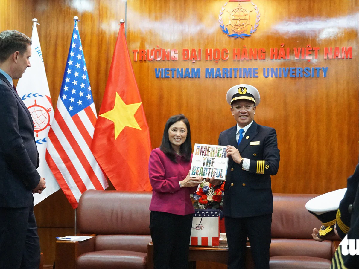 US ambassador visits Vietnam Maritime University for academic cooperation