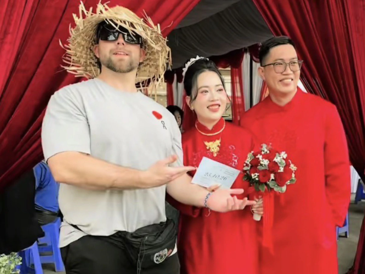 Foreign tourists join Vietnamese wedding in Can Tho, surprise couple with wedding gift