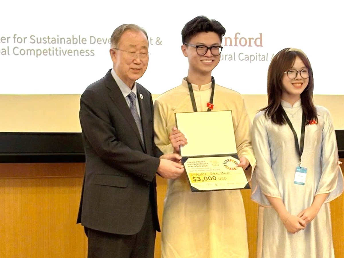 Vietnamese university students win top prize at innovation competition in Singapore