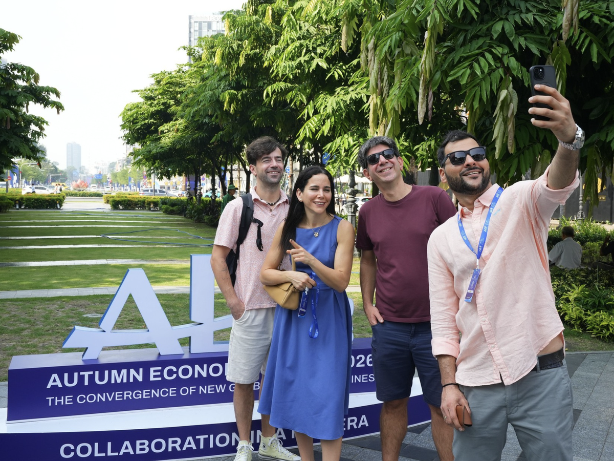 Vietnam Morning Monitor: Int'l air traffic up 11.3%, illegal parking kills 62 in Ho Chi Minh City