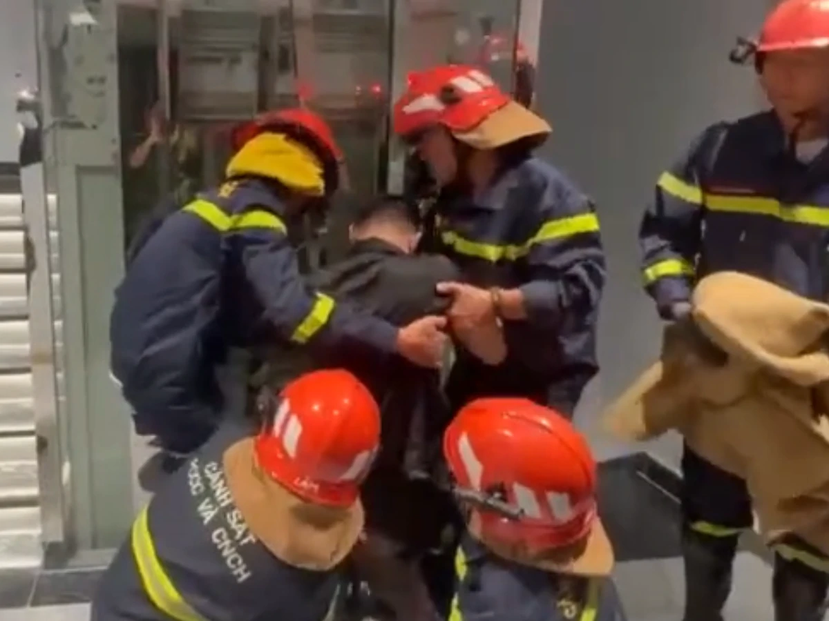 Ho Chi Minh City police rescue Chinese man trapped in elevator
