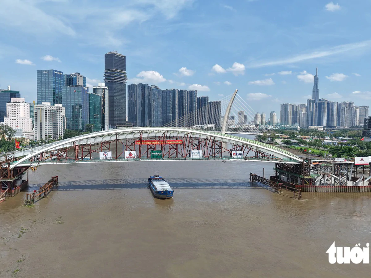 Saigon River pedestrian bridge matches nearby bridges in clearance height