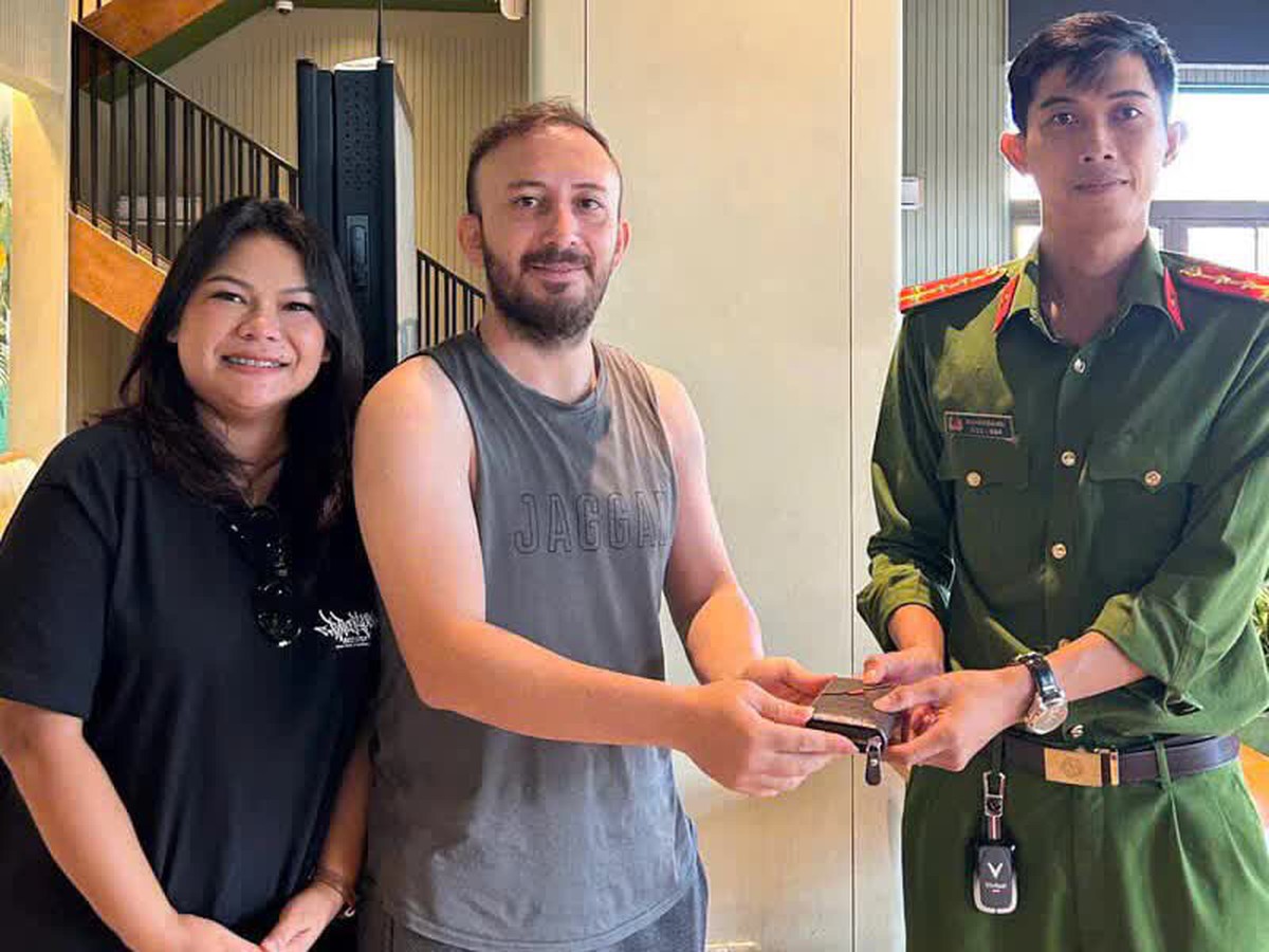 Vietnam’s Phu Quoc police help Turkish tourist recover lost wallet