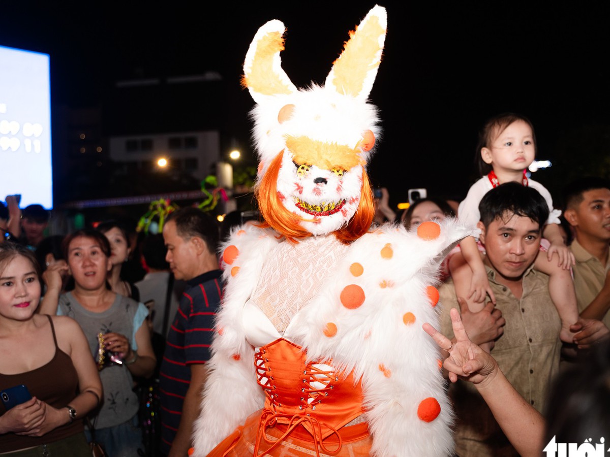 In Ho Chi Minh City, Halloween fever hits walking street as youths turn out in all-out costumes