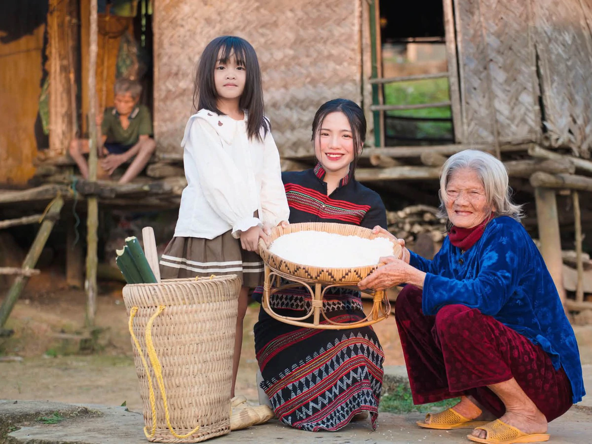 With nothing but AI, woman in central Vietnam learns English to share brocade with the world