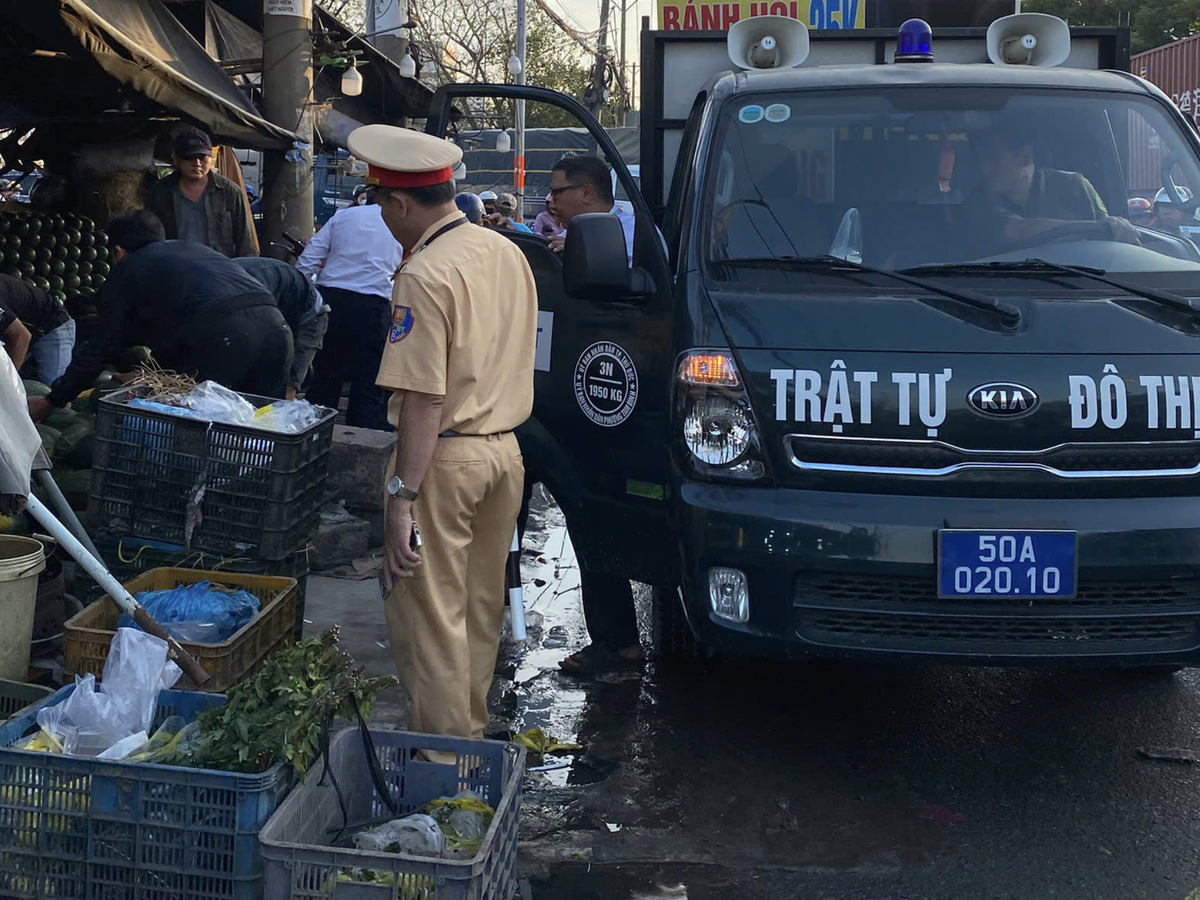 Ho Chi Minh City traffic police step up efforts to restore order at wholesale markets ahead of Tet