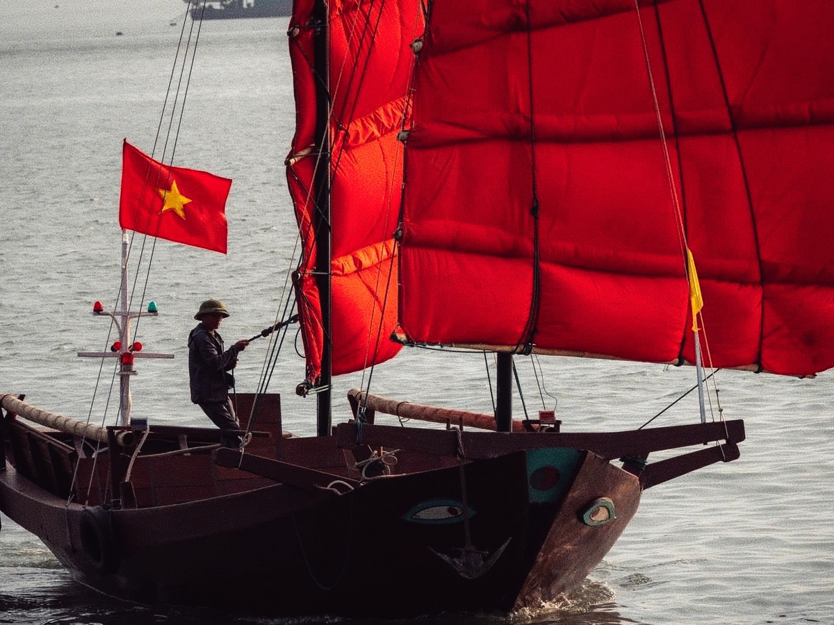 Traditional junks return to Vietnam’s Ha Long Bay, stir memories, tourism hopes