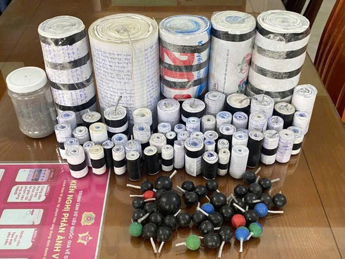 2 Da Nang residents turn in 261 illegal firecrackers to police