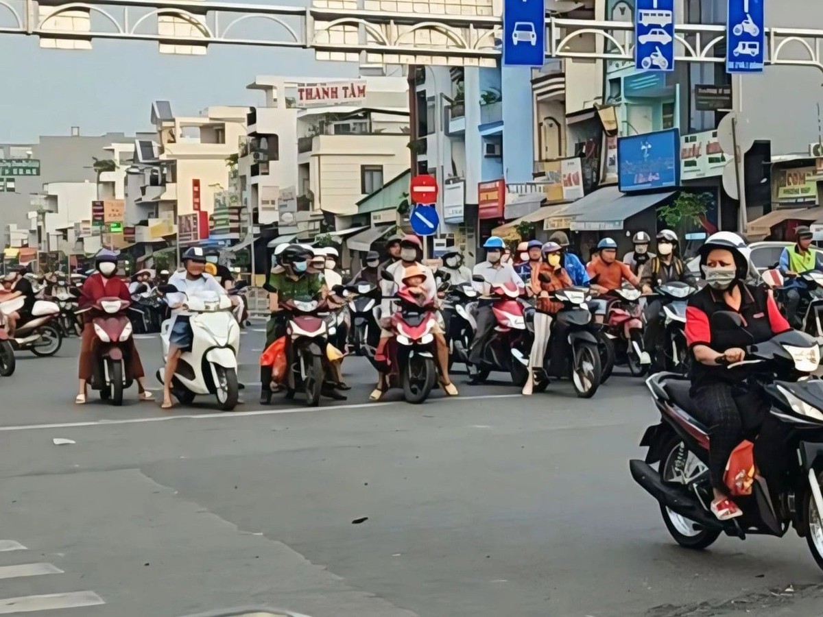 Just 30 seconds at a red light, why the honking and inching forward, Vietnamese drivers?