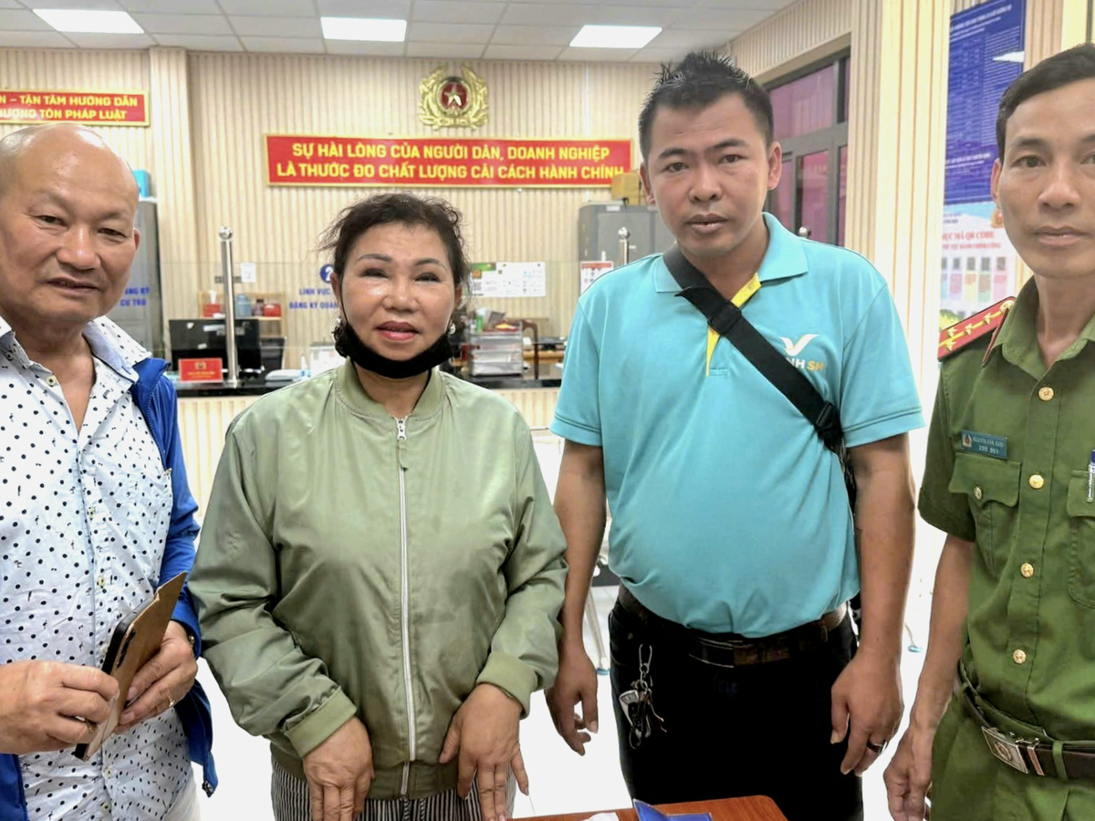 Ho Chi Minh City police help return taxi passenger’s bag containing assets worth $114,000