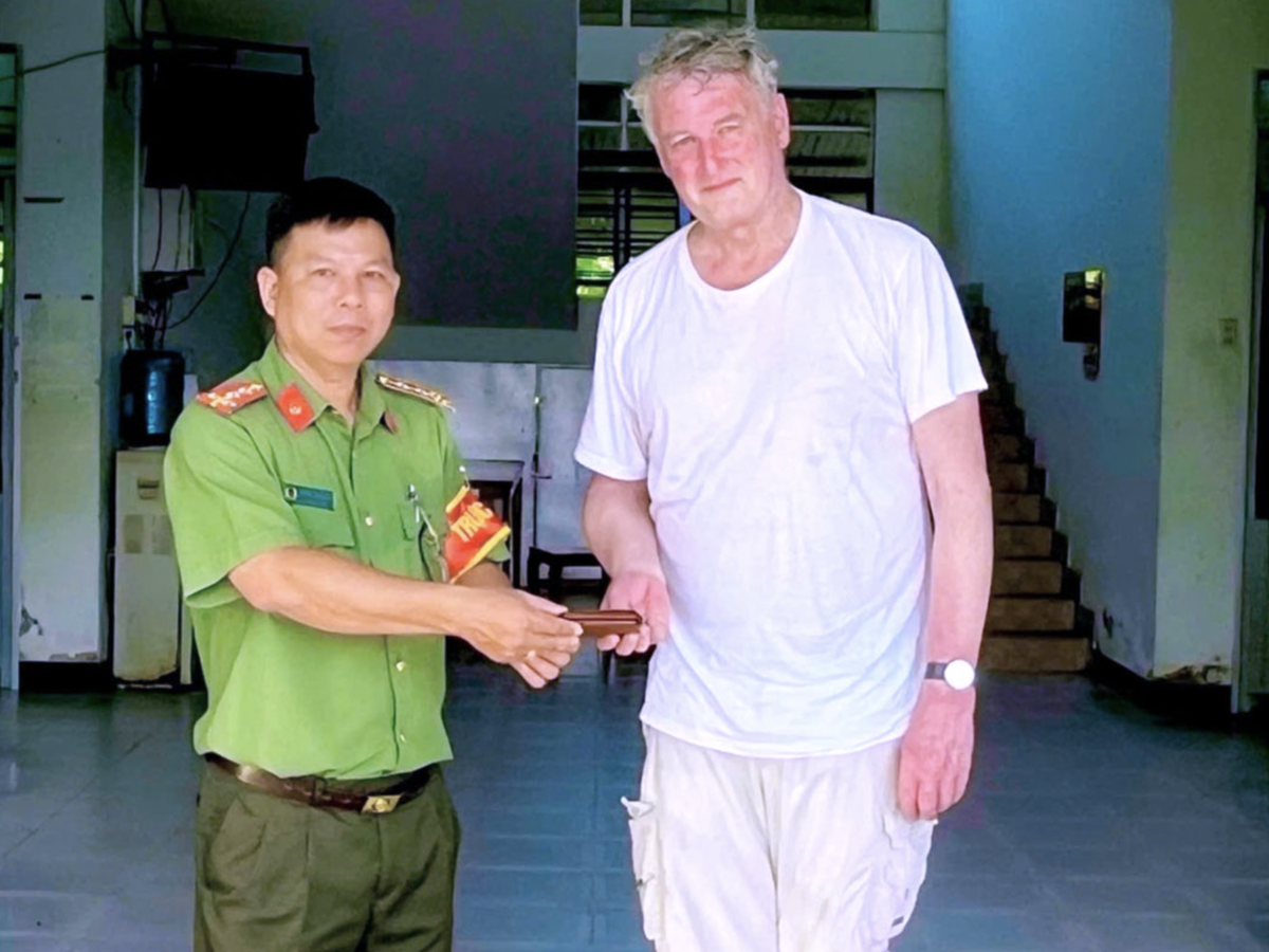German tourist recovers lost wallet in Vietnam thanks to student’s honesty