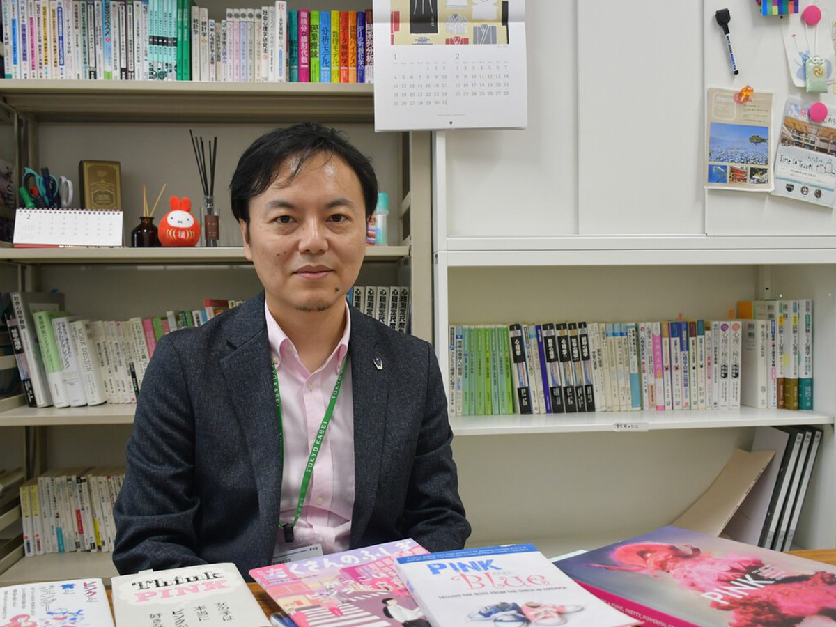 Gender stereotype linking pink with women persists