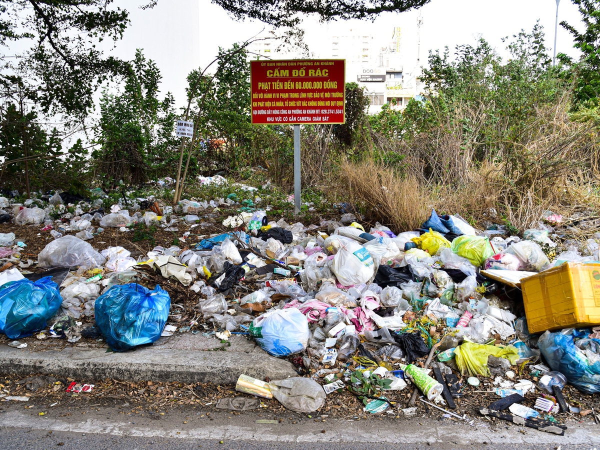 Trash piles persist across Ho Chi Minh City ward despite clean-up efforts