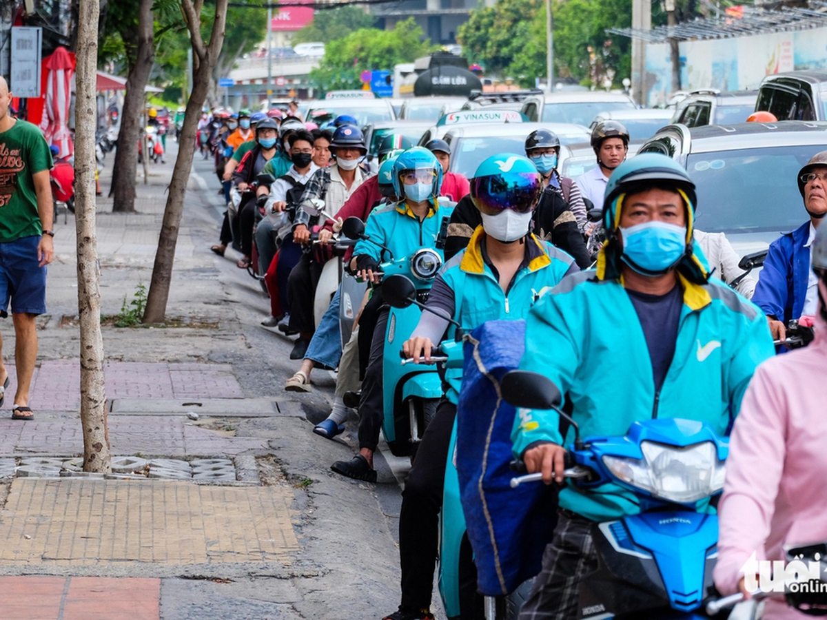 Walking to work instead of riding motorbike: A Vietnamese worker’s daily routine