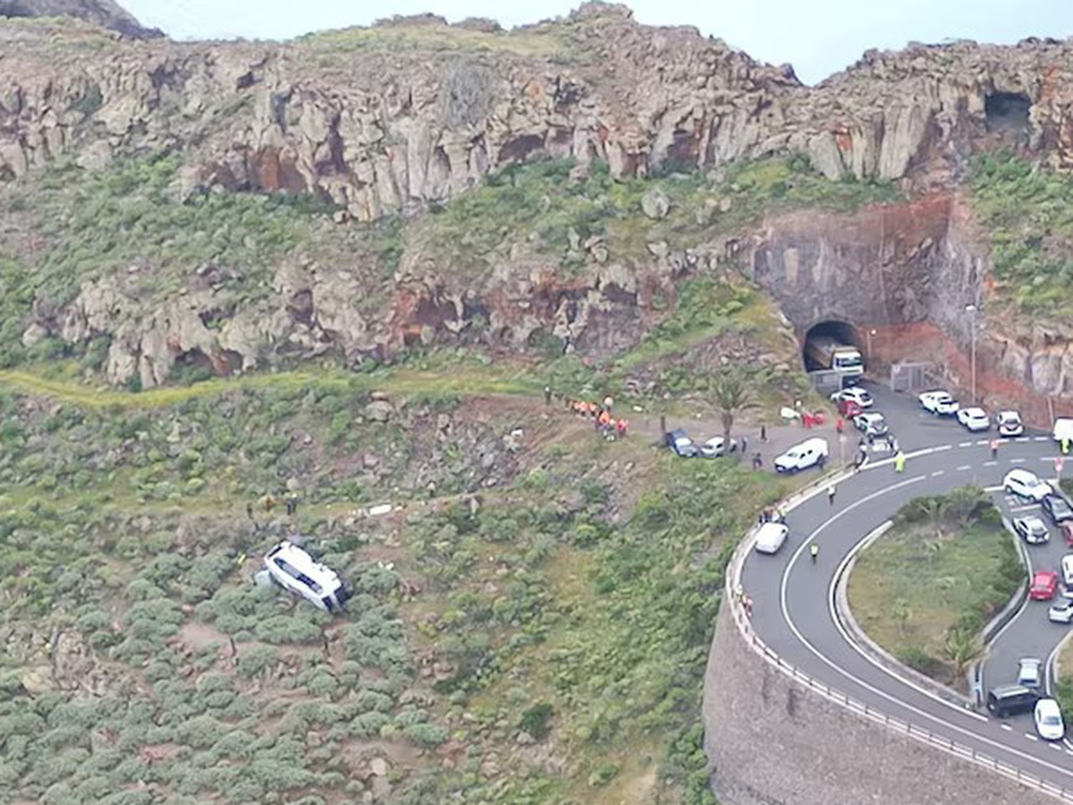 1 dead, 27 injured as bus carrying British tourists crashes in Spain's La Gomera