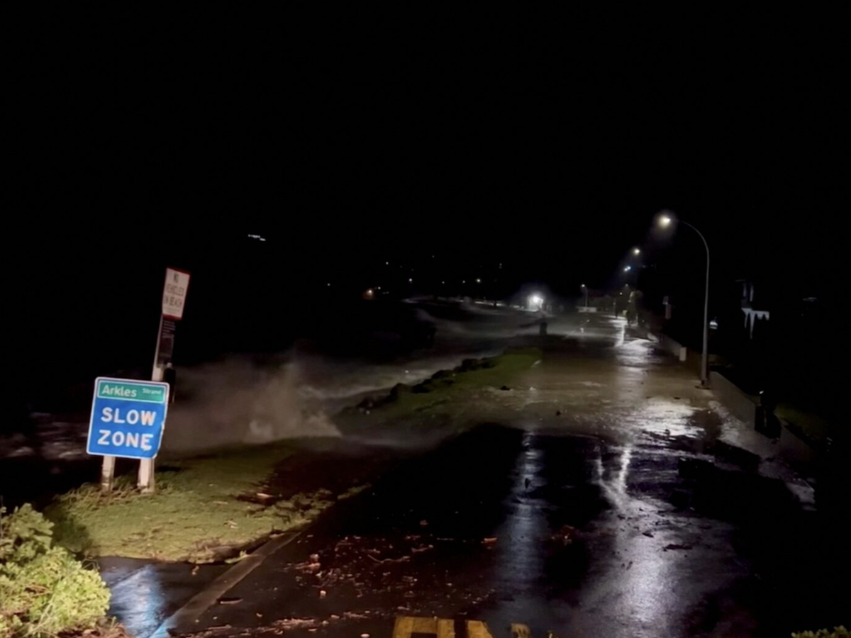 Cyclone lashes New Zealand's North Island, hundreds evacuated