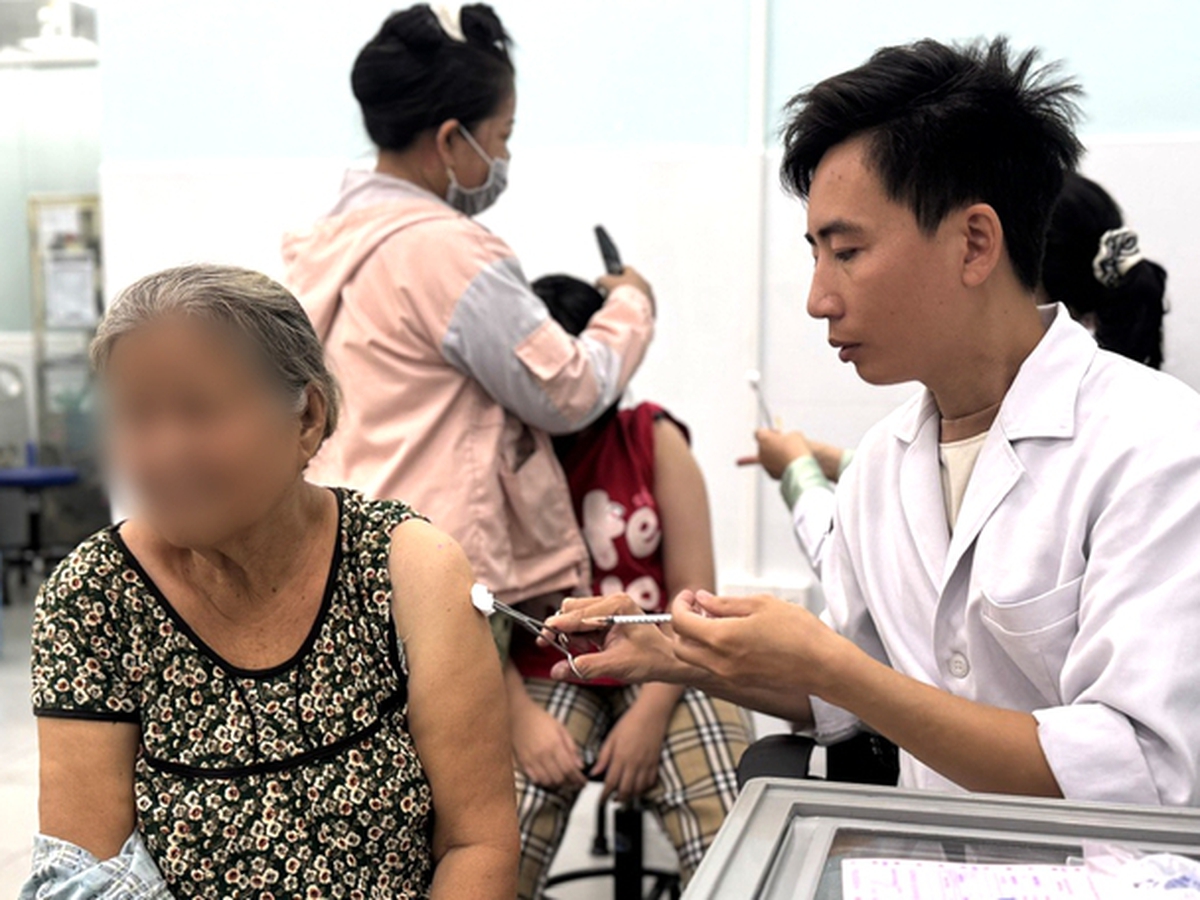 Rabies vaccine demand rises as dog bites increase amid prolonged heat in Vietnam