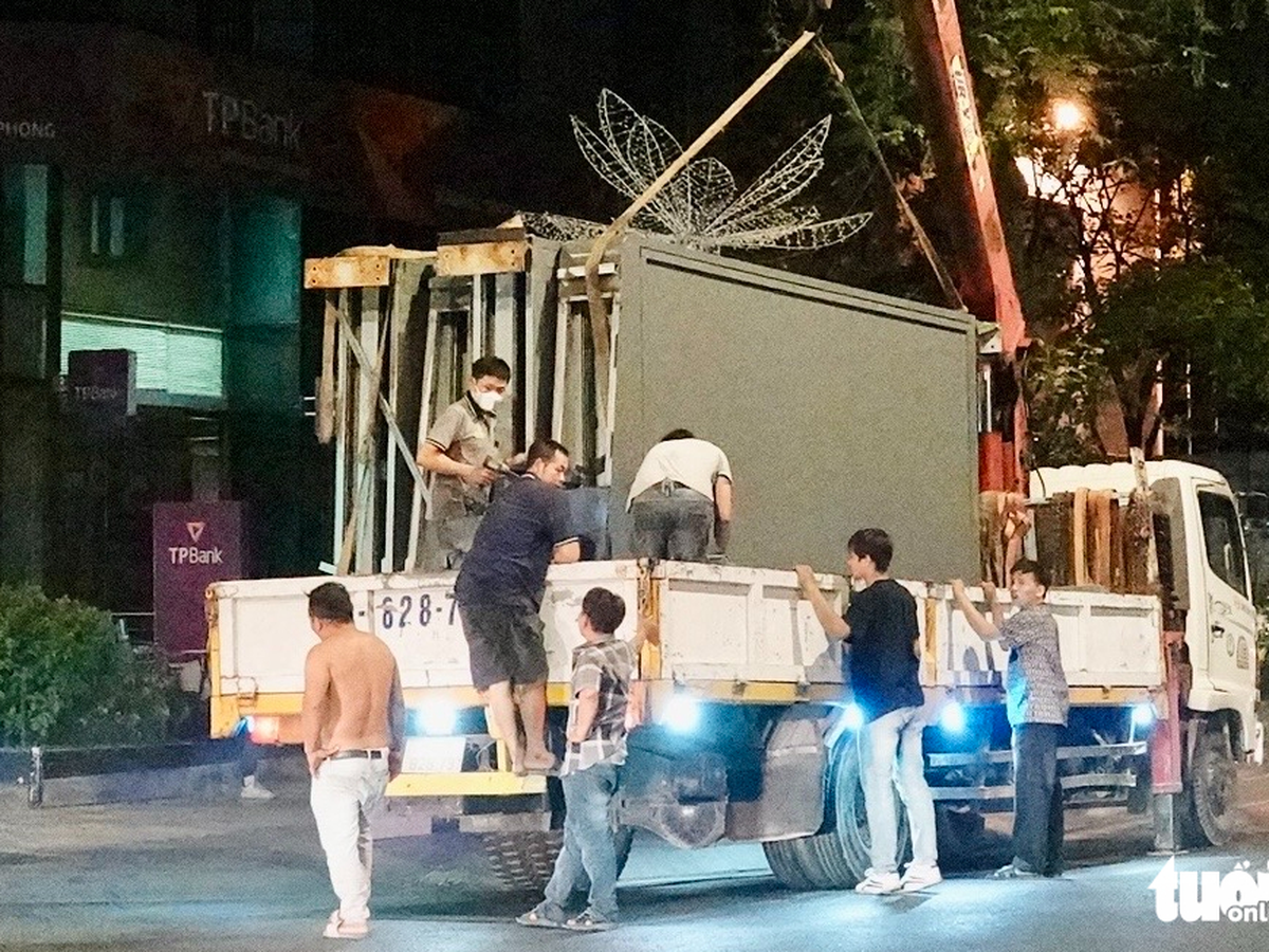 Businesses in Ho Chi Minh City remove illegal sidewalk ads amid crackdown