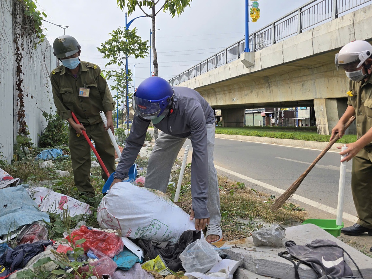 Ho Chi Minh City resident fined over $28, forced to clean up illegal trash dump