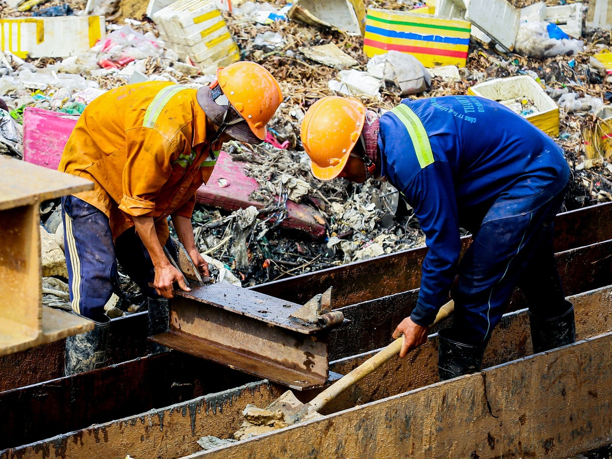 Middle-aged workers face hiring challenges in Ho Chi Minh City as firms favor younger staff