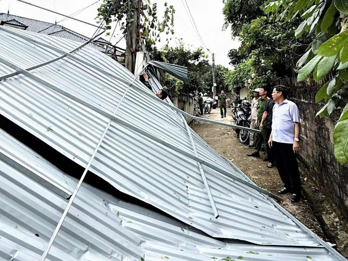 Tornado injures 1, tree collapse kills another in northern Vietnam