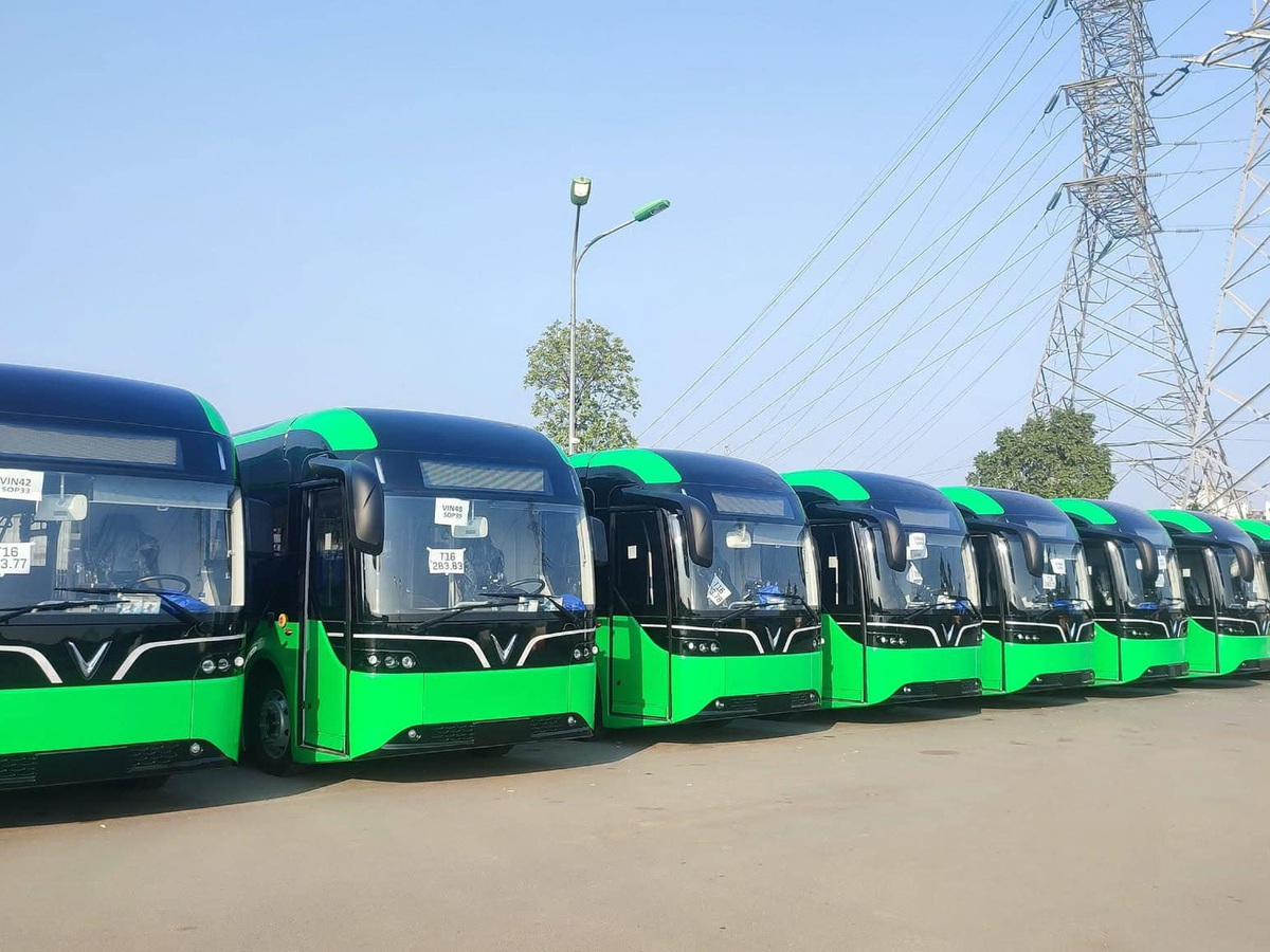Hanoi adds 53 electric buses to fleet