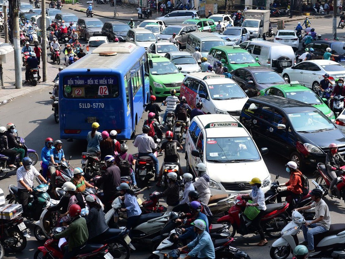 Expat finds honking at red lights in Ho Chi Minh City supportive, welcoming
